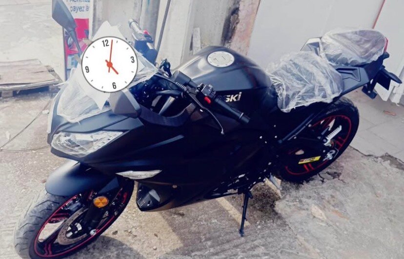 Moto sportive noire élégante