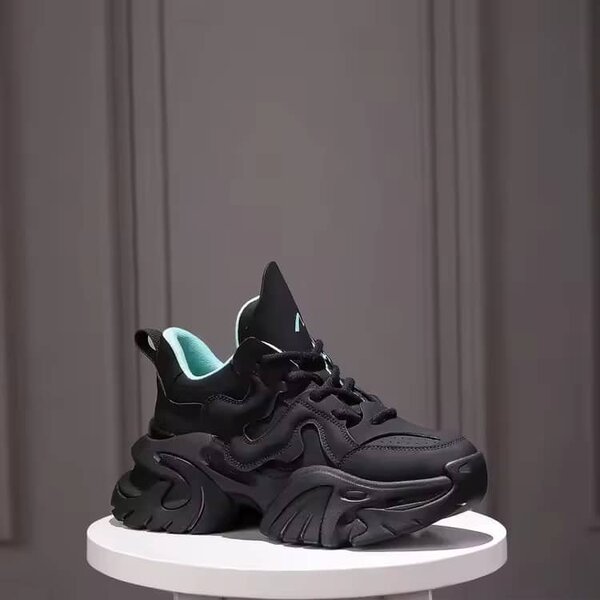 Sneakers noirs tendance unisexes