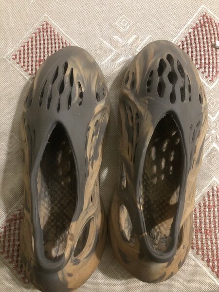 Sabots en mousse style futuriste