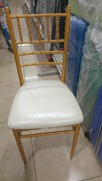 Chaise élégante en bois doré