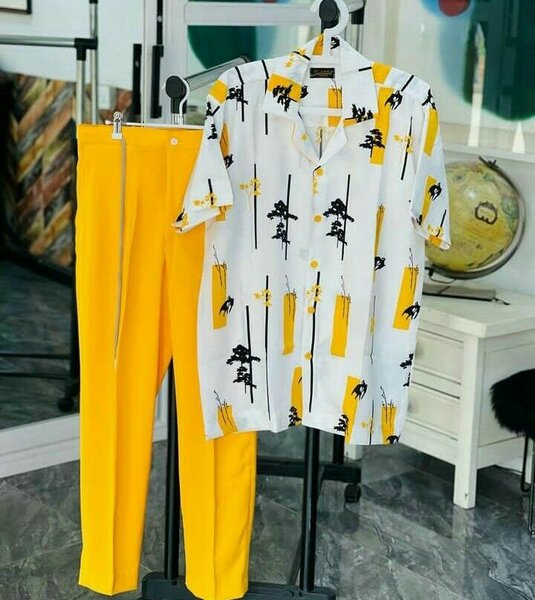 Ensemble chemise et pantalon jaune