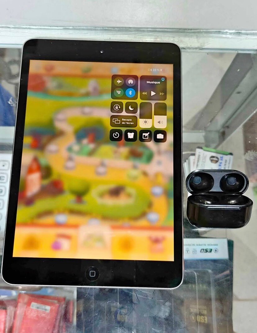 Tablette Apple iPad et Écouteurs