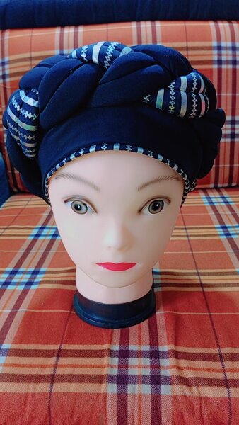 Turban en satin coloré