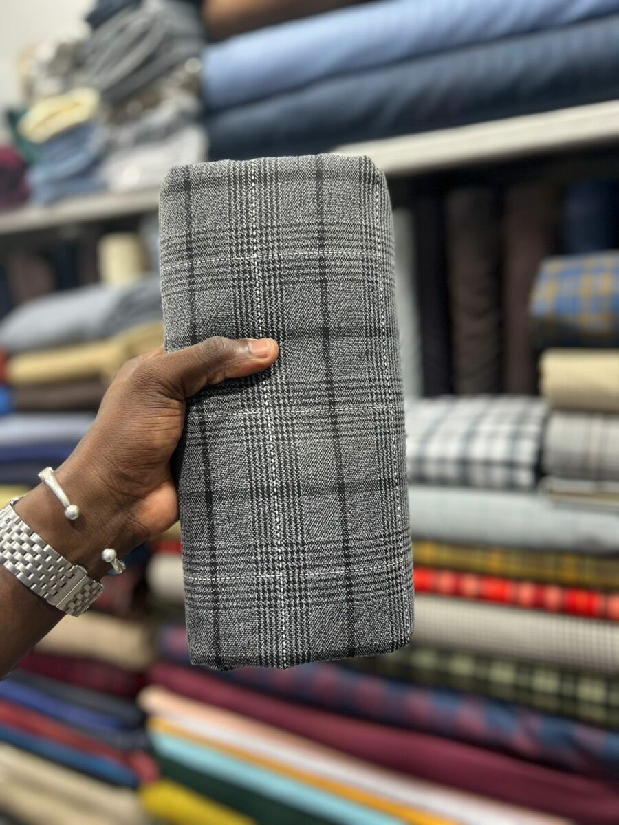 Tissu à carreaux gris et noir pour chemise homme