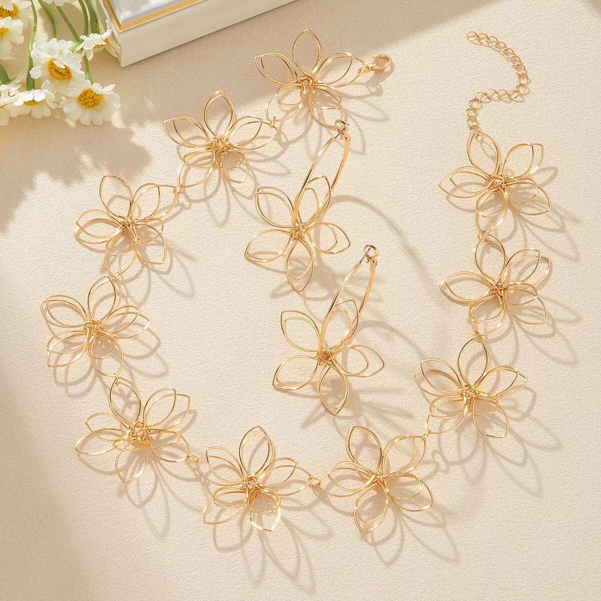 Collier Fleur Doré Élégant