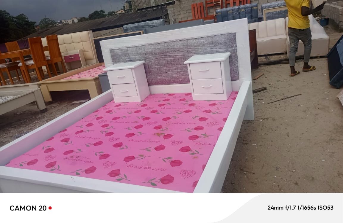 Lit double avec tables