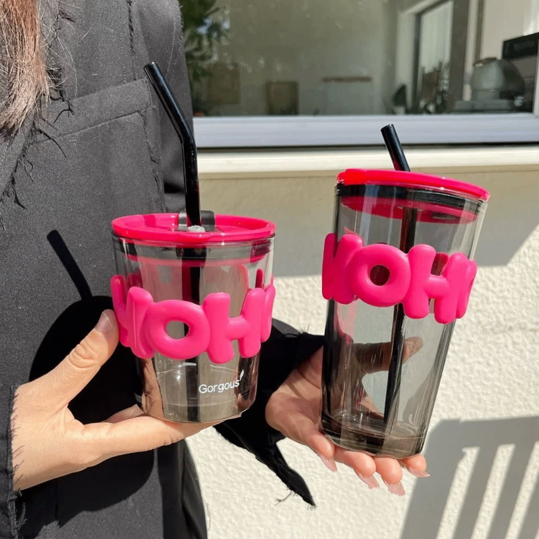 Gobelets colorés avec paille