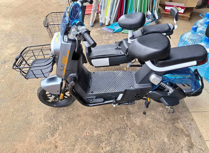 Scooter électrique cargo