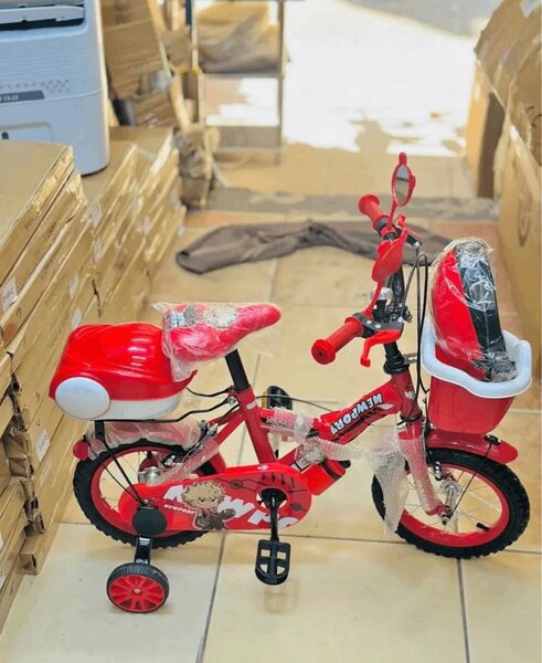 Vélo enfant rouge amusant