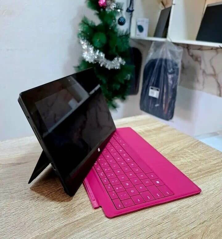 Tablette Windows avec clavier rose