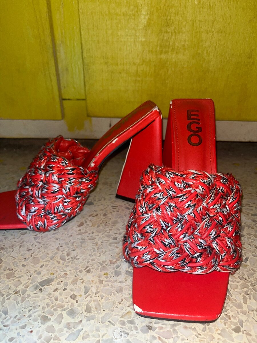 Sandales rouges tressées chic