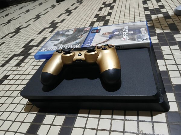 Console PS4 avec deux jeux