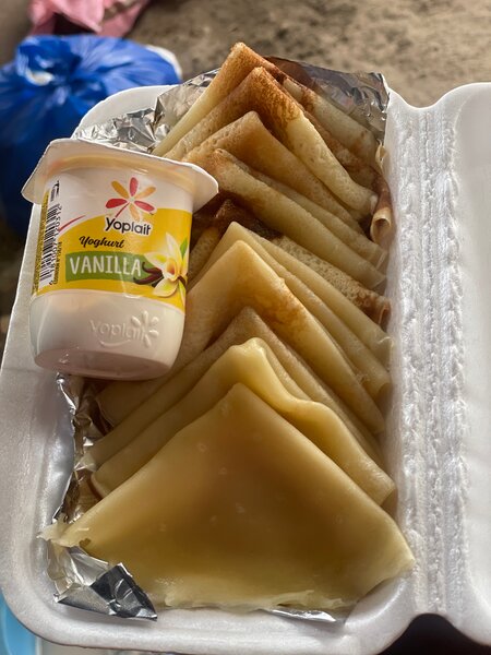 Délicieux crêpes avec yaourt