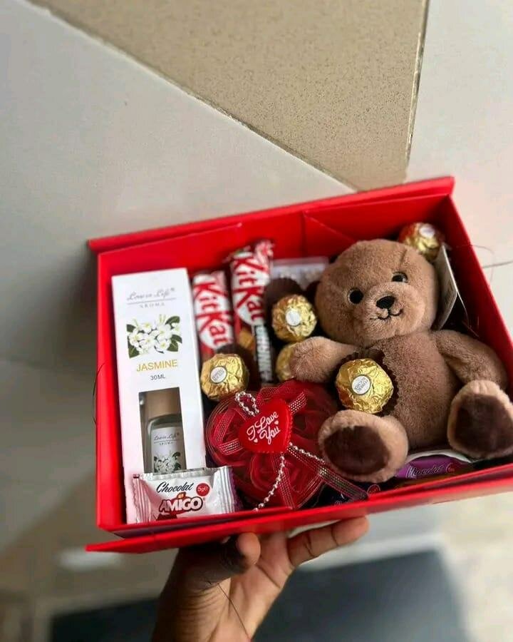 Panier Cadeau avec Ours en Peluche et Chocolats