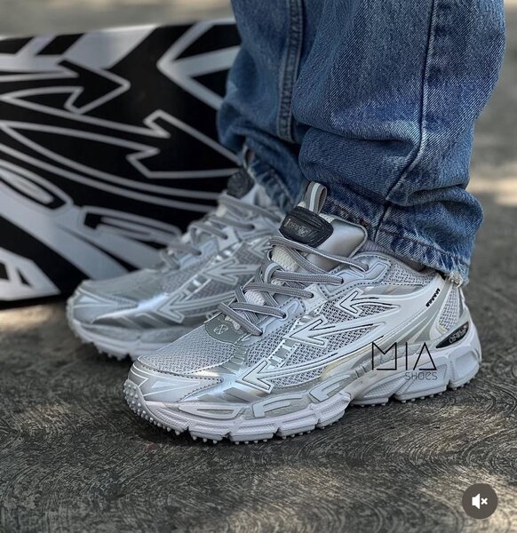 Sneakers argentés tendance