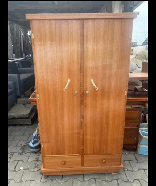 Armoire en bois avec portes et tiroirs