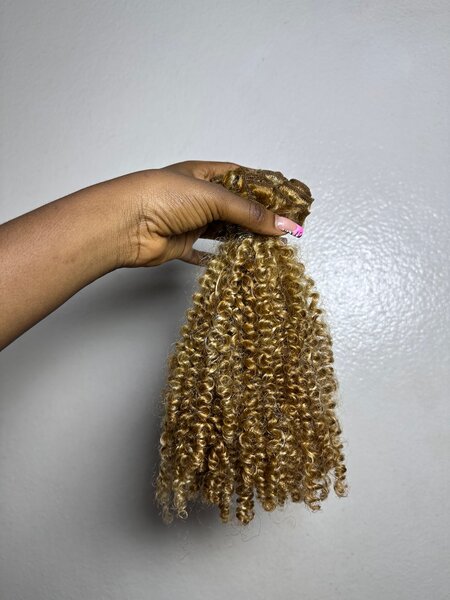 Extensions capillaires bouclés