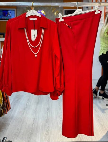Ensemble blouse et pantalon rouge