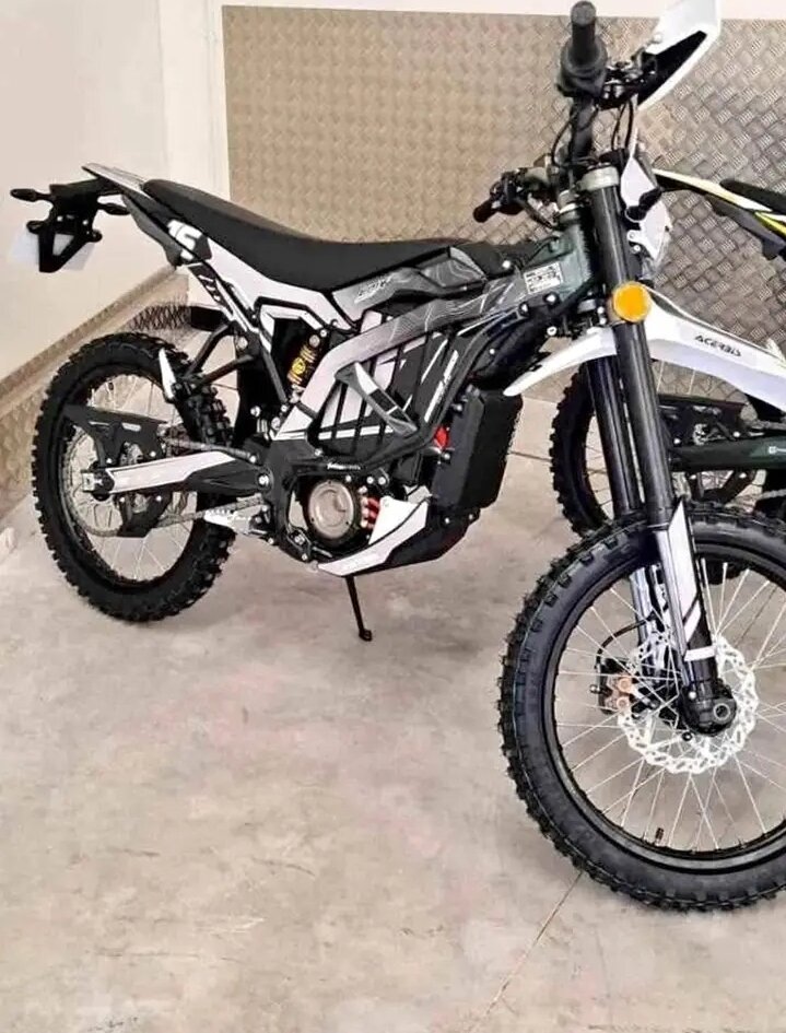 Moto cross tout-terrain puissante