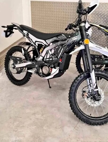 Moto cross tout-terrain puissante