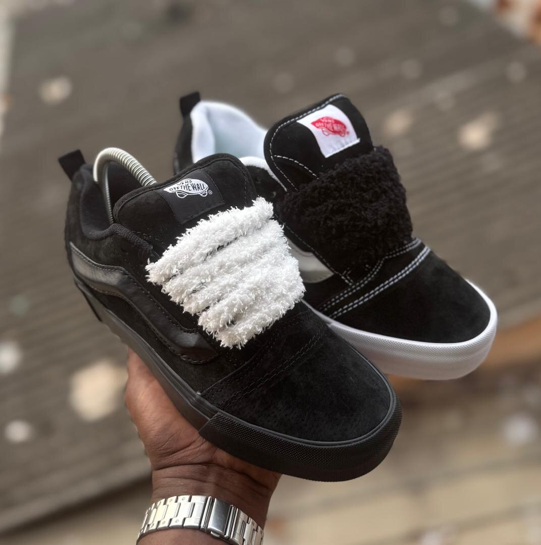 Baskets Noires en Suède