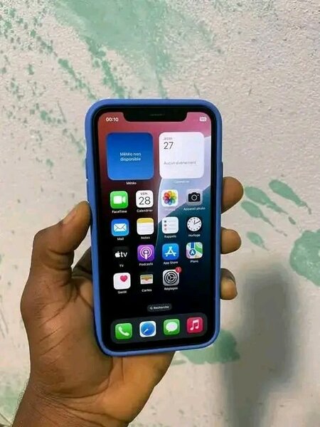 iPhone 11 avec coque bleue