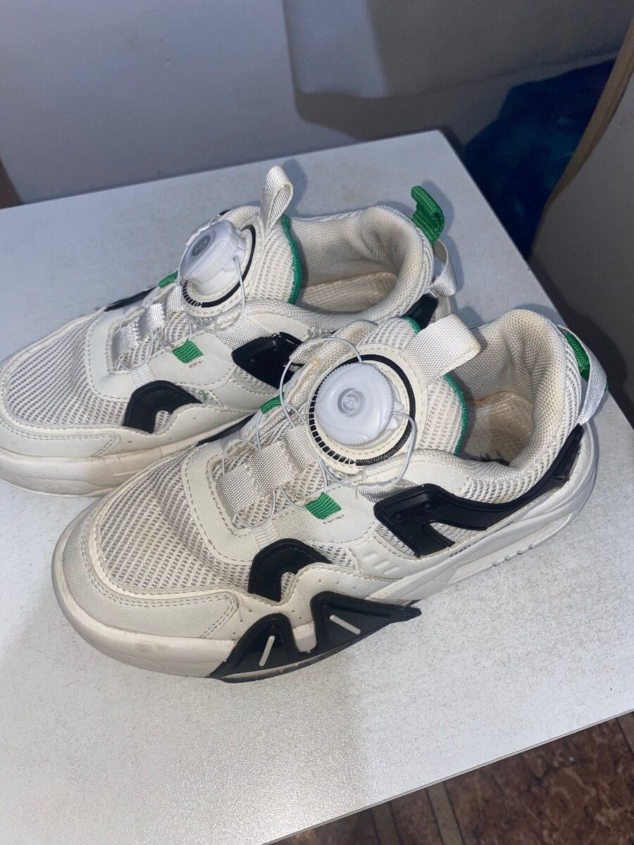 белые спортивные кроссовки