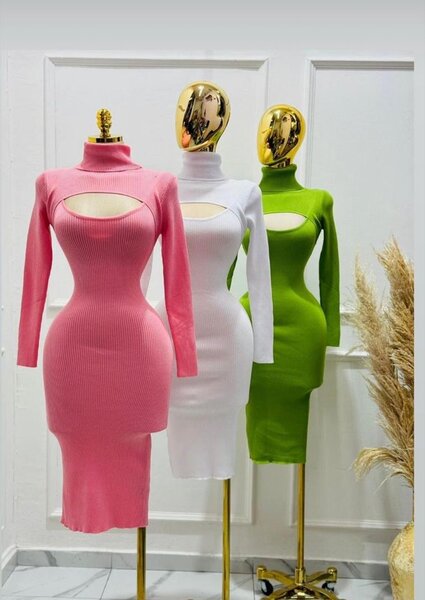 Robe moulante à découpe élégante