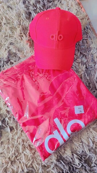 Ensemble Casquette et T-shirt Coloré Alo