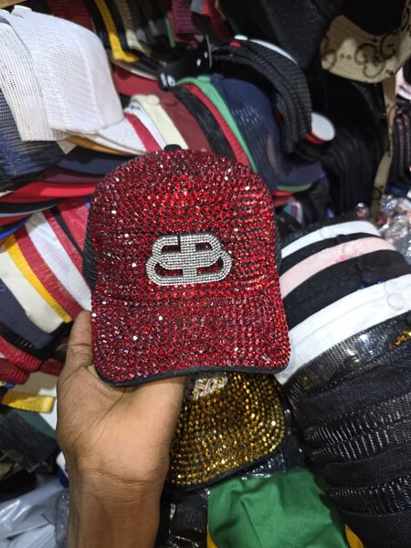 Casquette rouge strass