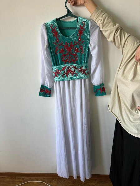 Белое национальное платье