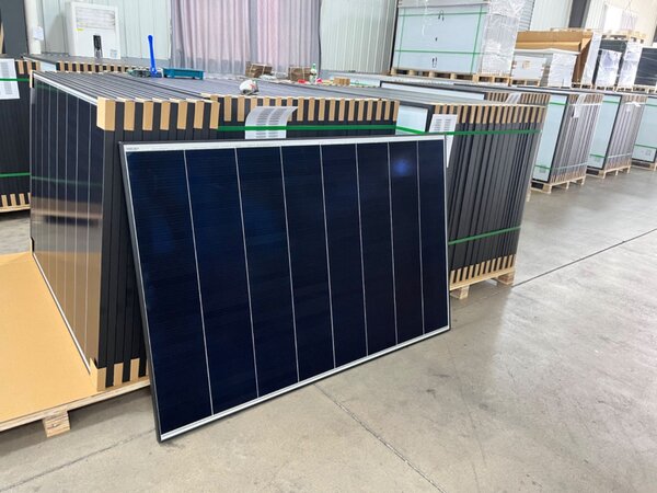 Jinko A grade 590W solar panel