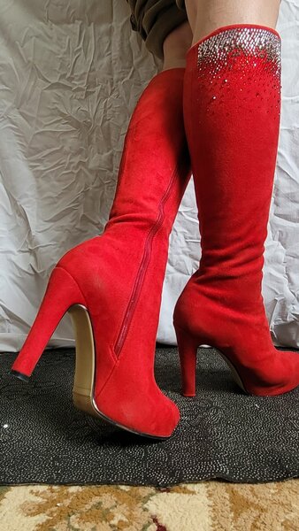 Красные сапоги на каблуках