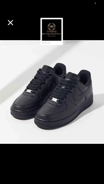 Basket NIKE AIR FORCE  couleurs blanche et noir authe