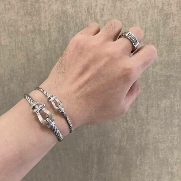 Bracelet torsadé en argent élégant