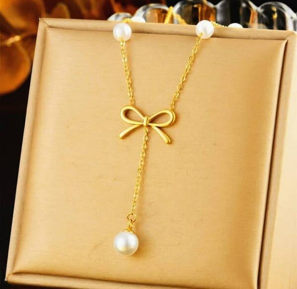 Collier élégant avec nœud et perles