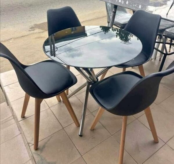 Ensemble table et chaises modernes