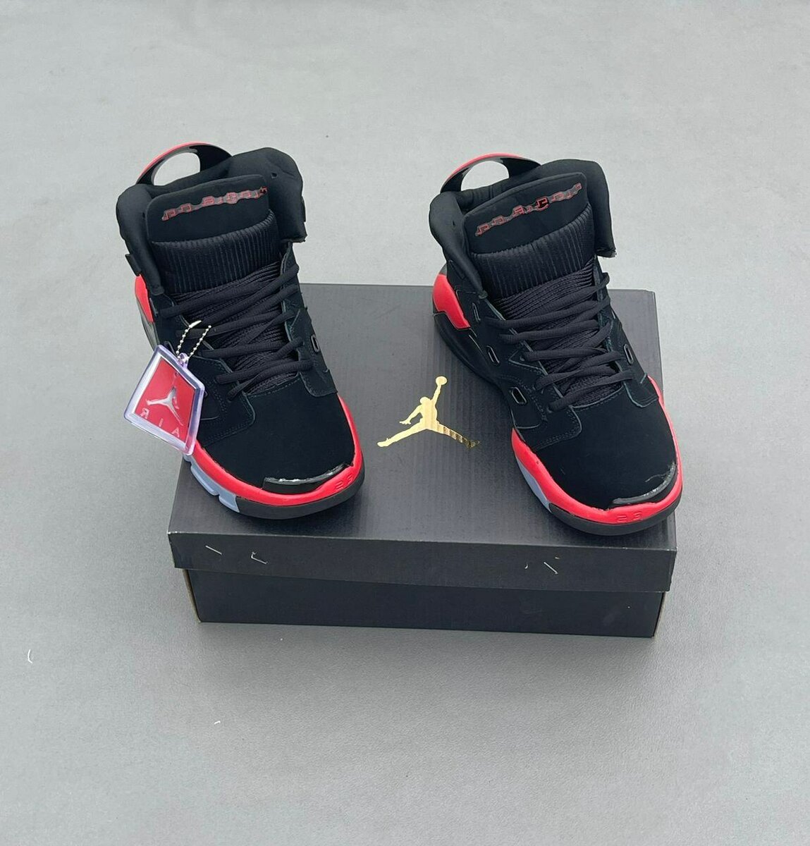 Baskets montantes noires et rouges