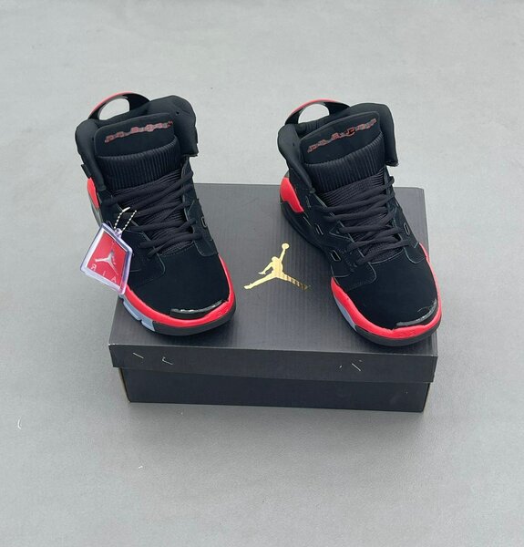 Baskets montantes noires et rouges