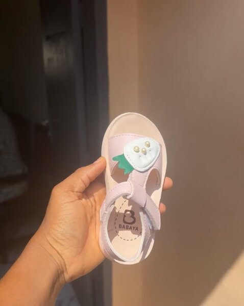 Sandales roses adorables pour enfants