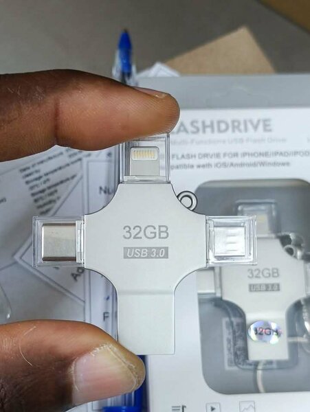 Clé USB 32GB Multi-fonction