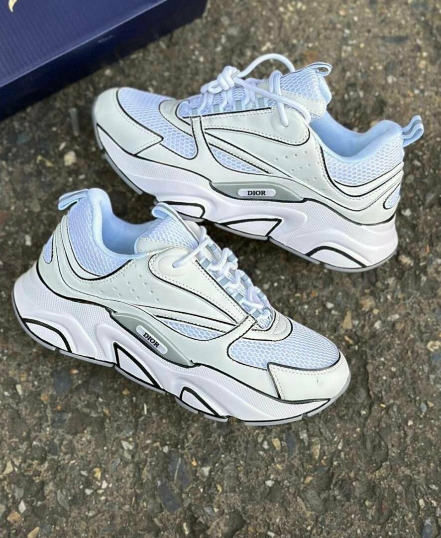 Baskets blanches stylées