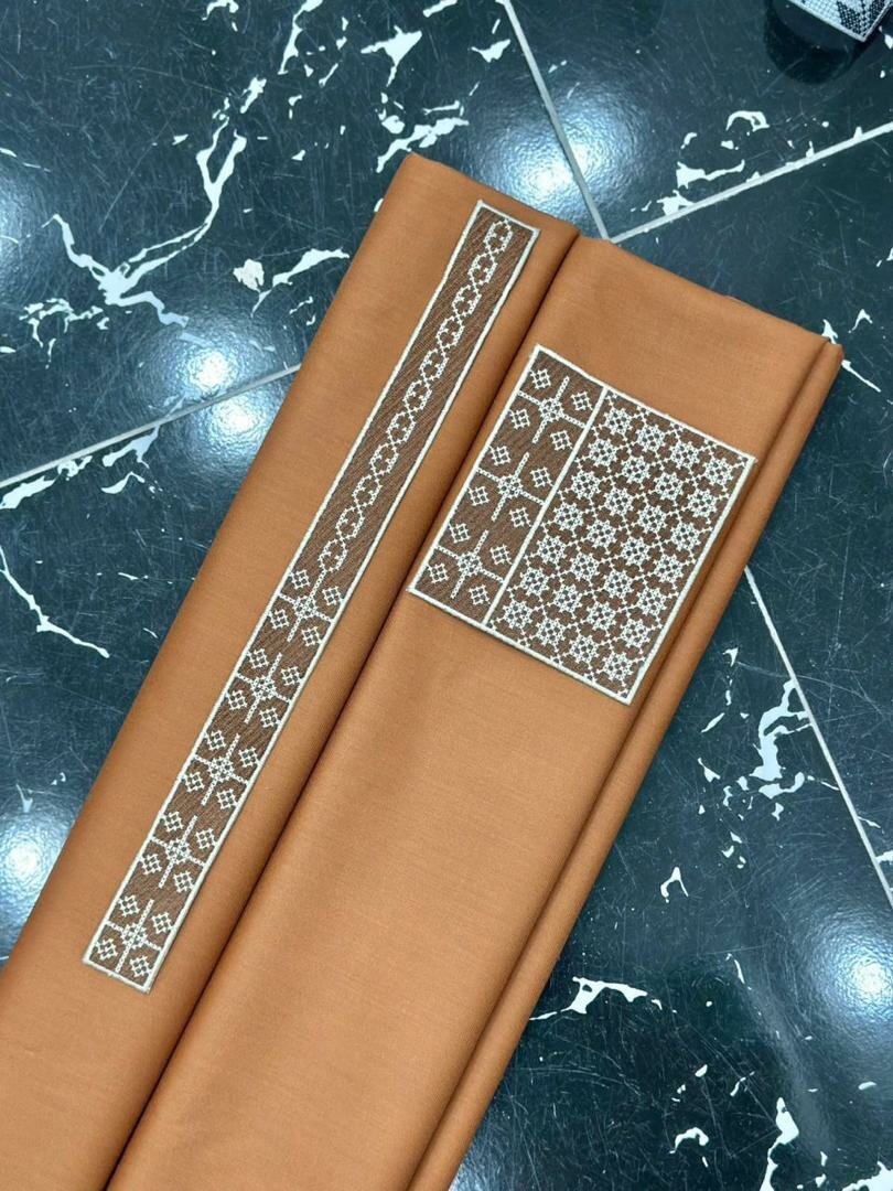 Étoffe brodée marron