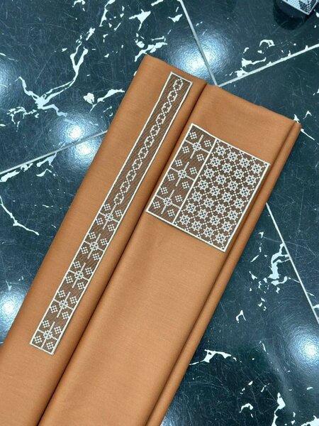 Étoffe brodée marron