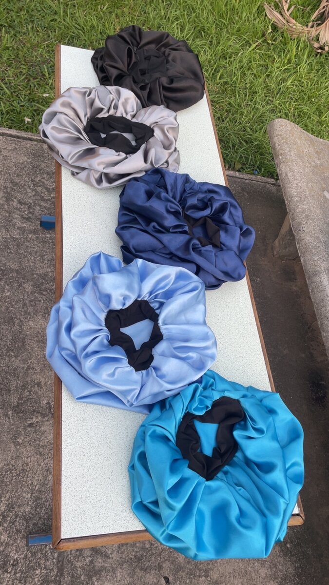 Bonnets en satin élégant