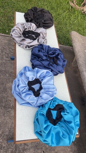 Bonnets en satin élégant