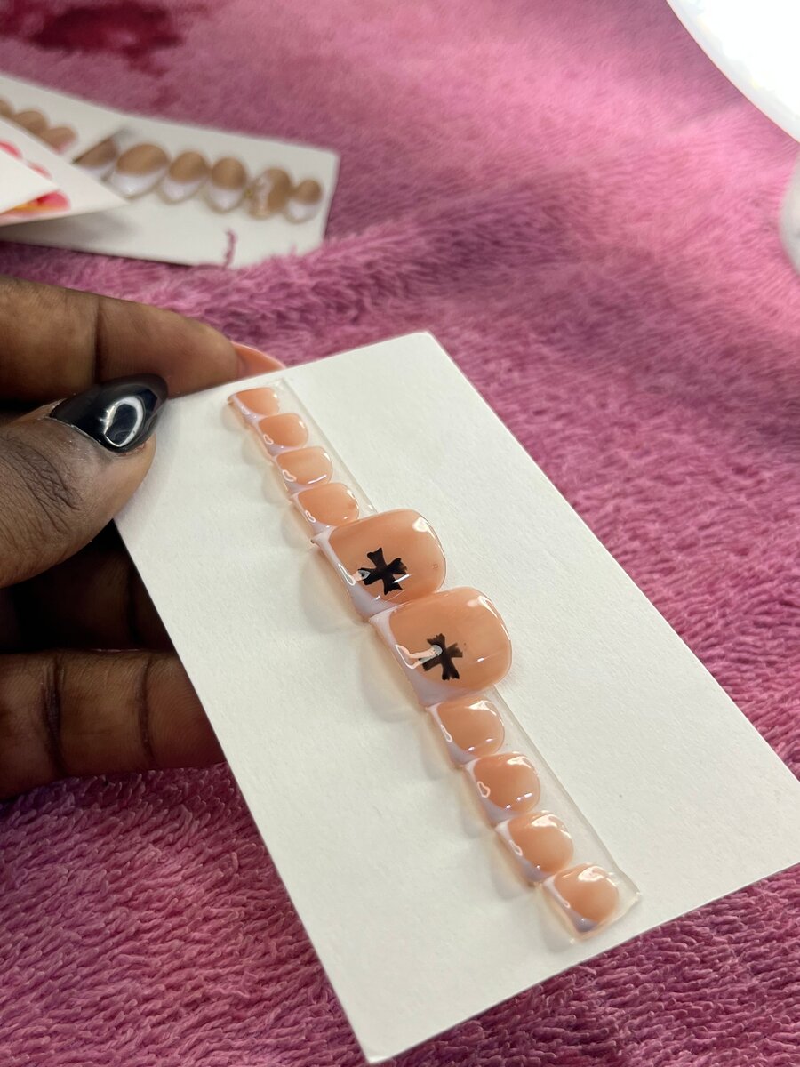 Faux ongles nude avec décoration