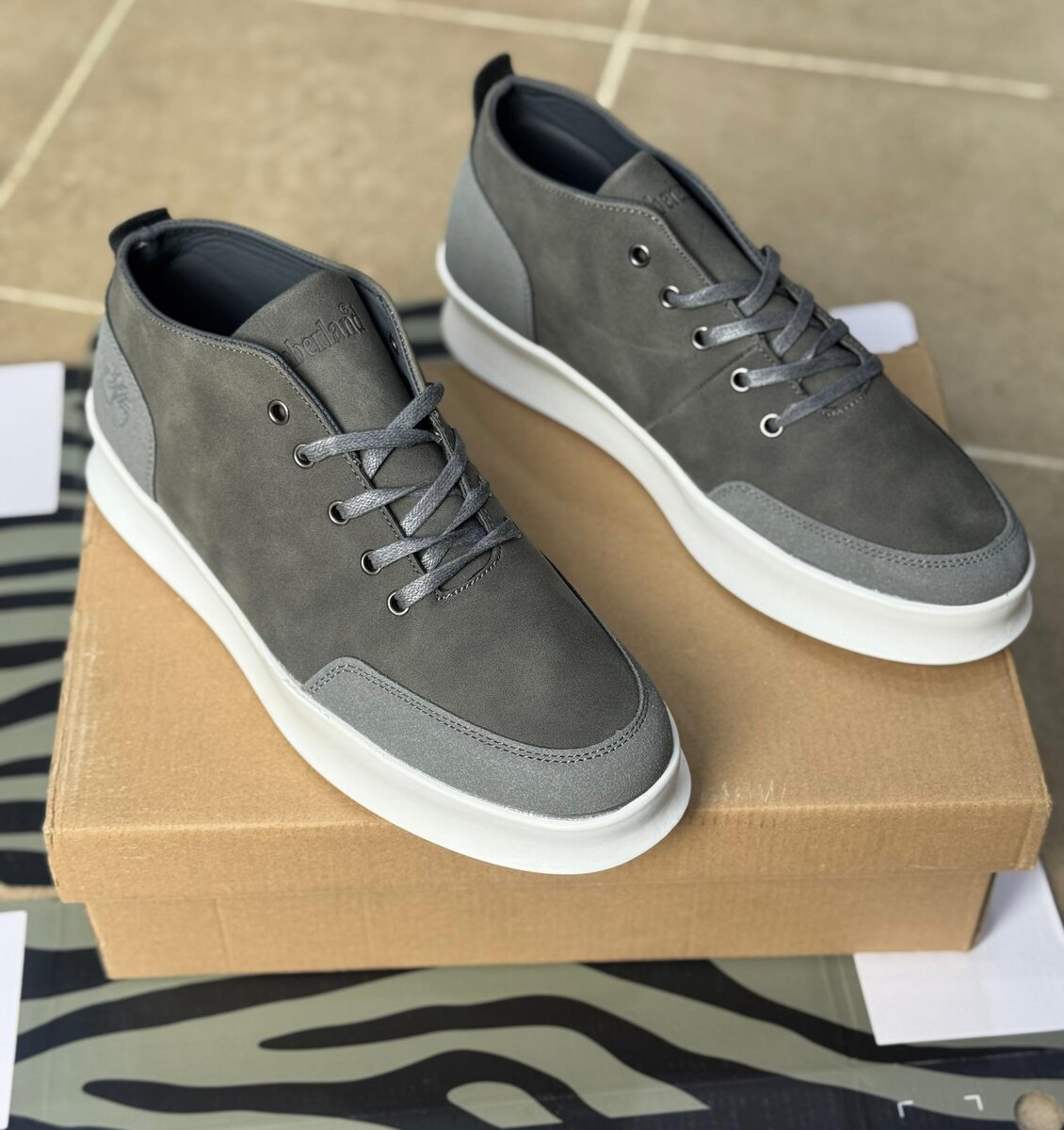 Baskets montantes grises élégantes