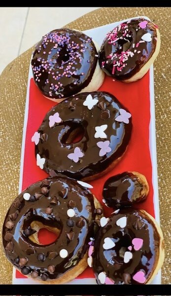Donuts au chocolat décorés