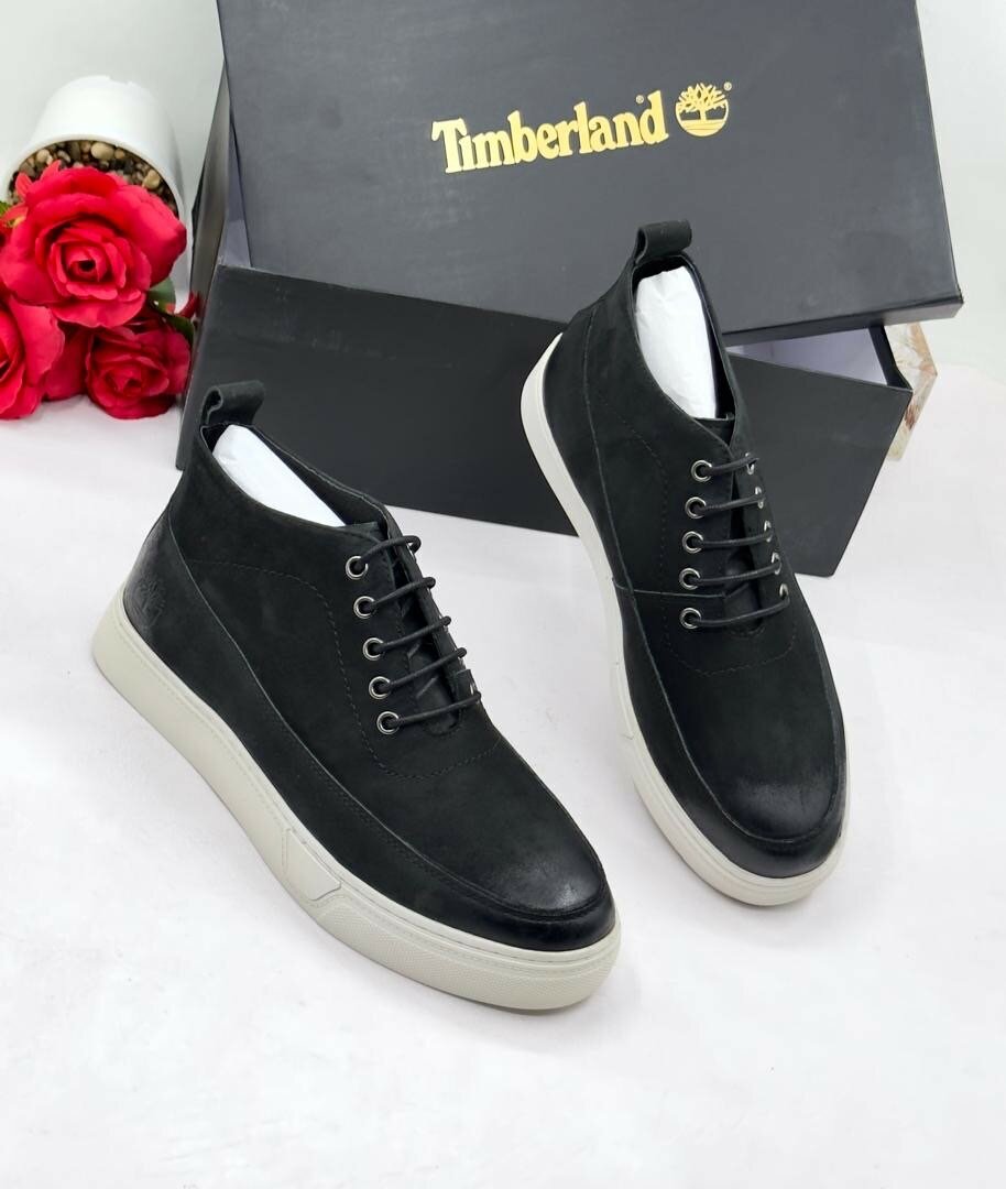 TIMBERLAND BLACK AND WHITE